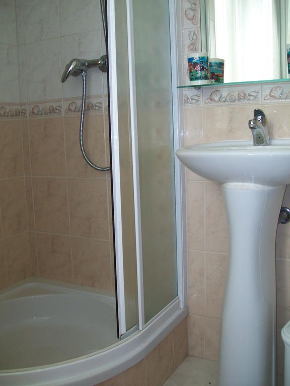 Pacheco'S Guesthouse ลากอส ภายนอก รูปภาพ