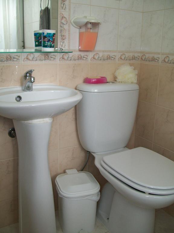 Pacheco'S Guesthouse ลากอส ภายนอก รูปภาพ